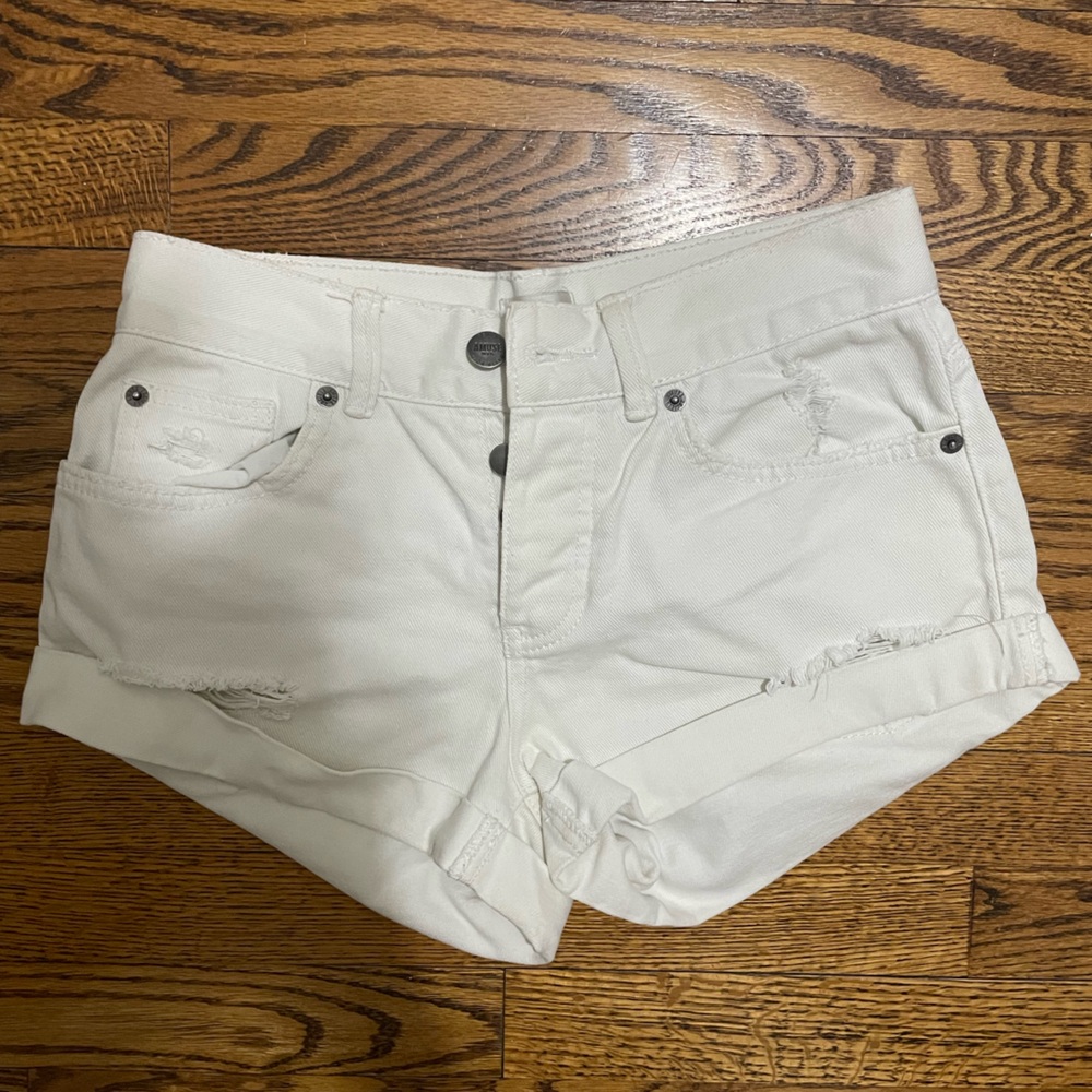 Like New - Amuse Society Size 24 White Denim Shorts